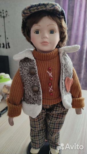 Кукла фарфоровая