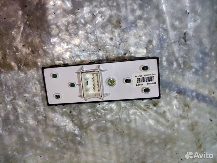 Кнопка стеклоподъемника передняя правая Sonata7