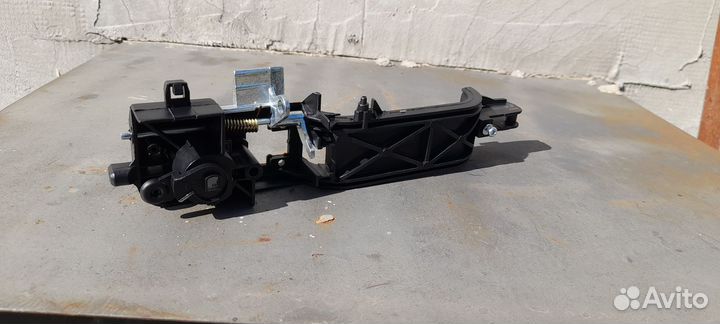 Кронштейн левой передней ручки двери Ford focus 1