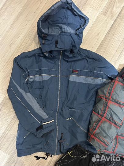 Две куртки, джинсы