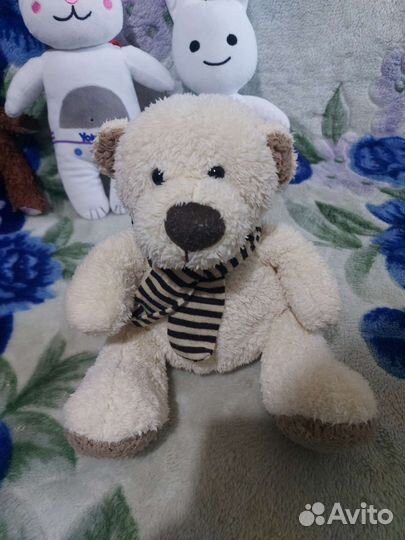 Пакетом мягкие игрушки