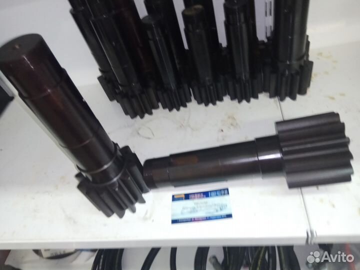 1403 Вал редуктора поворота Unic URA300