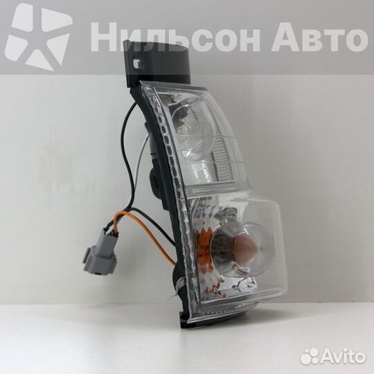 Габарит nissan atlas F23 белый (хрустальный), прав