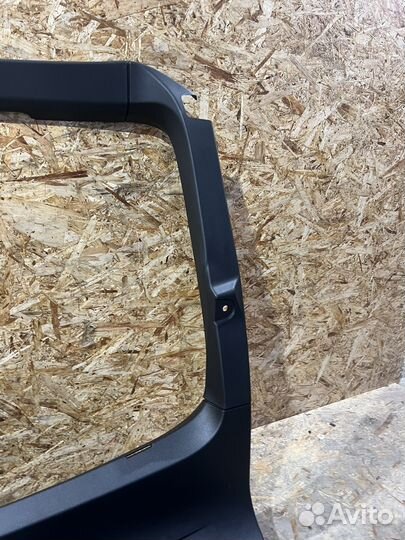 Пластик крышки багажника черный BMW F36