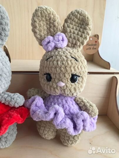 Вязаная игрушка зайка