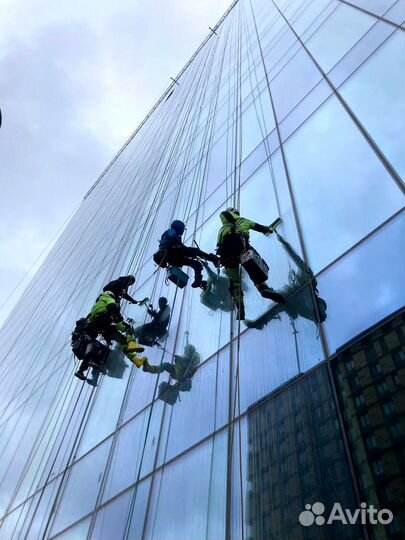 Мойка окон методом промышленного альпинизма