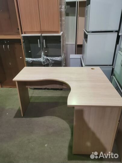 Стол компьютерный угловой большой светлый