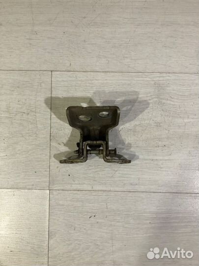 Петля двери перед прав renault sandero 1 1.6 мт