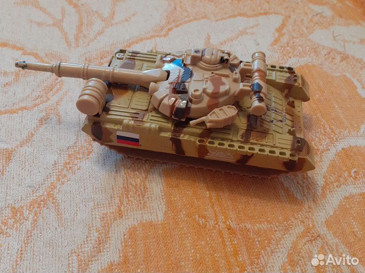 Танк игрушка