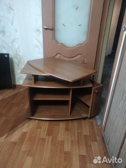 Тумба под телевизор на колесах
