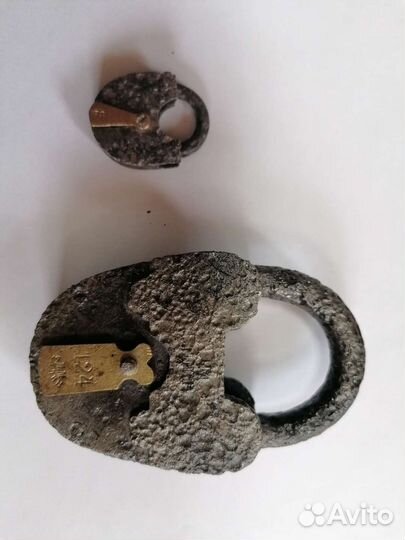 Навесной замок старинный