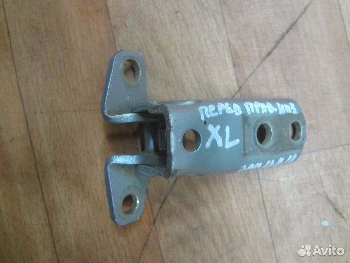 Mitsubishi Outlander XL Петля двери правая перед н