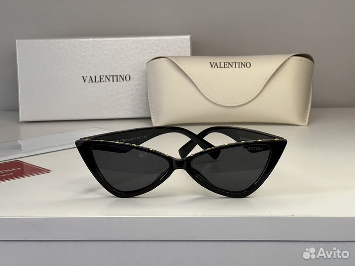 Солнцезащитные очки valentino с чехлом в коробке