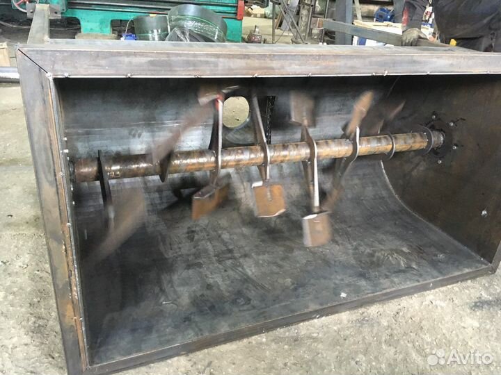 Смеситель кормов горизонтальный