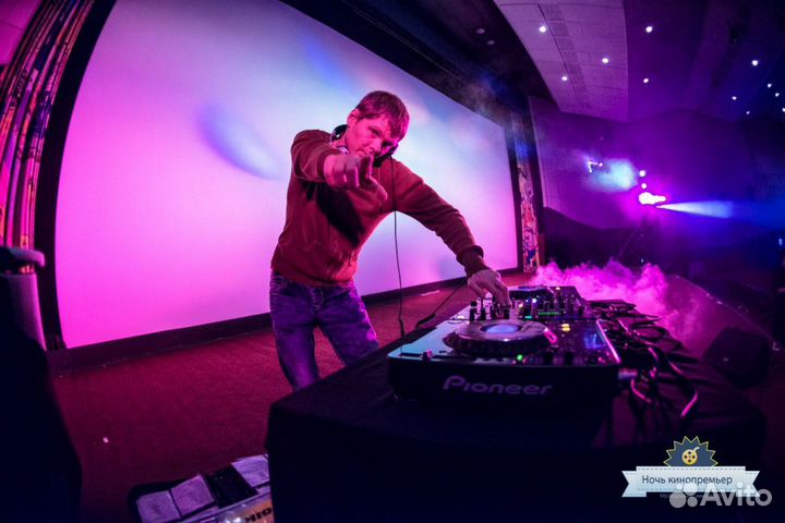 Диджей с оборудованием