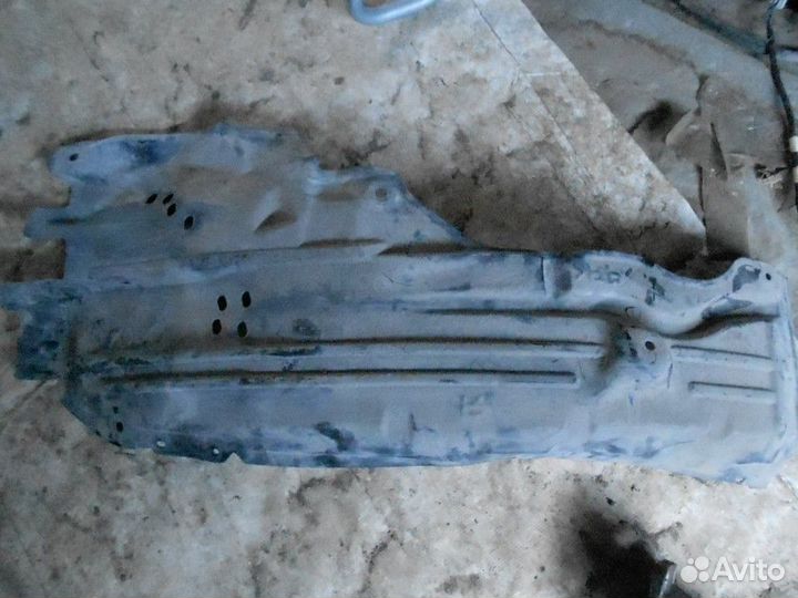 Подкрылок передний правый зад часть Infiniti M 200