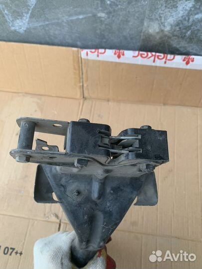 Замок капота Volkswagen Touareg 7L