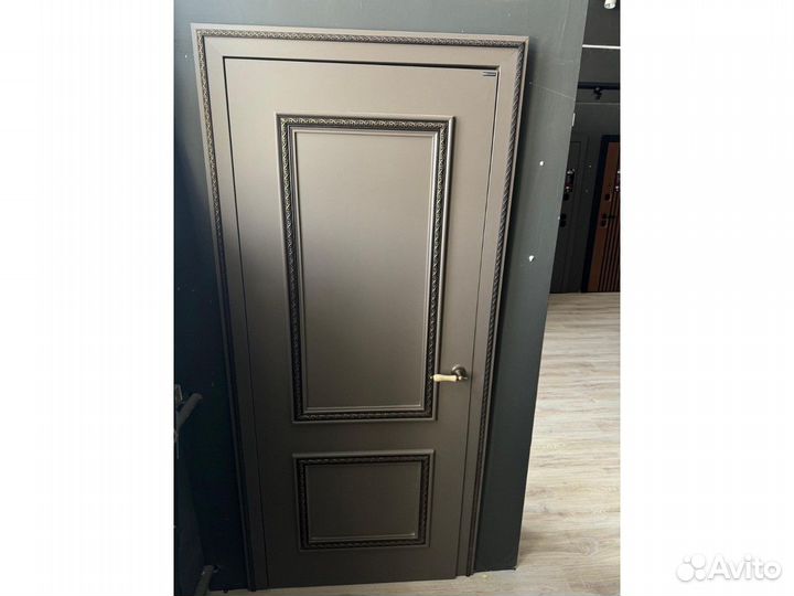 Красная дверь дерево выставочный образец