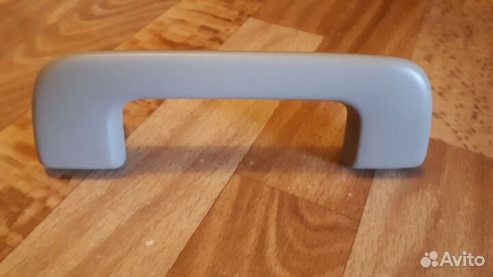 Ручка потолочной панели над проемом двери авто