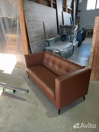 Офисный кожаный диван