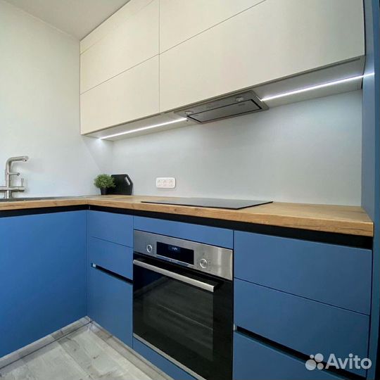 Угловая в потолок кухня на заказ