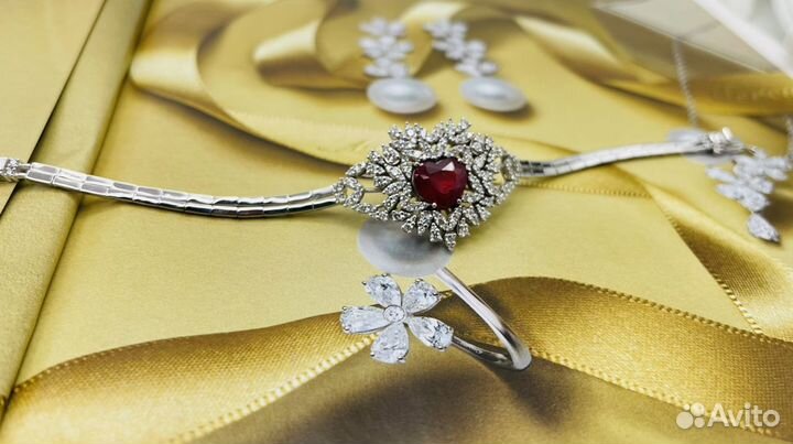 Золотой браслет с бриллиантами и рубином