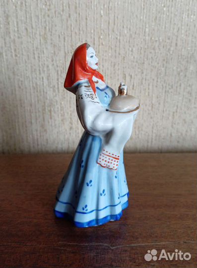 Фарфоровая статуэтка 