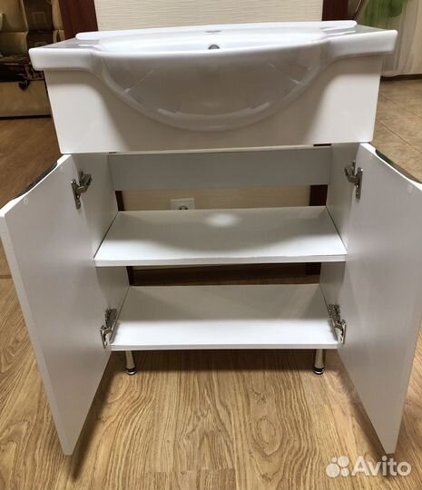 Тумба для ванной с раковиной и зеркалом