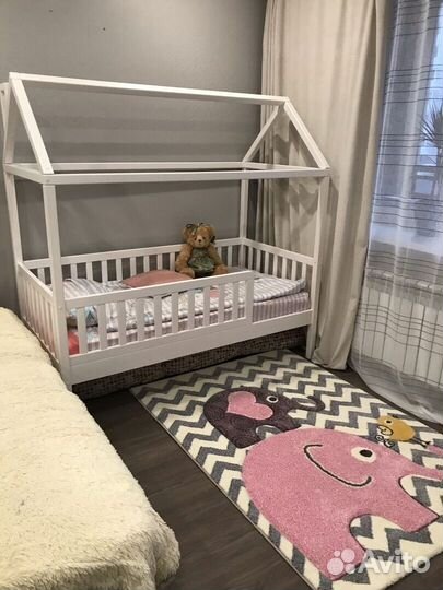 Детская кровать с бортиком из настоящего дерева