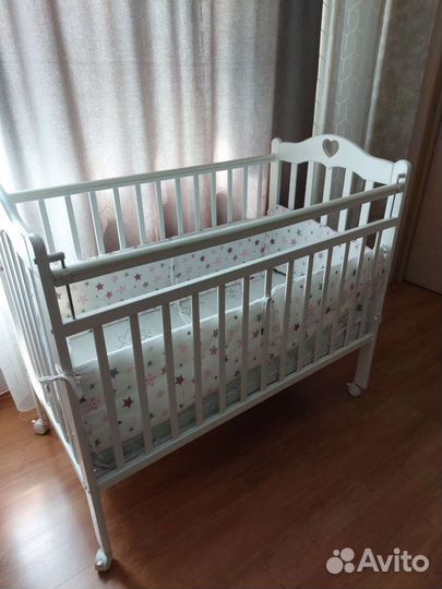 Детская кроватка с маятником