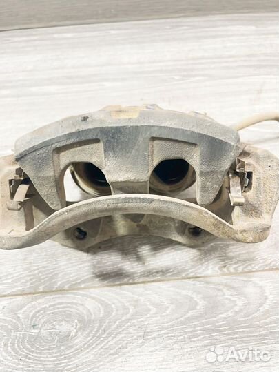 Суппорт передний левый nissan presage U30