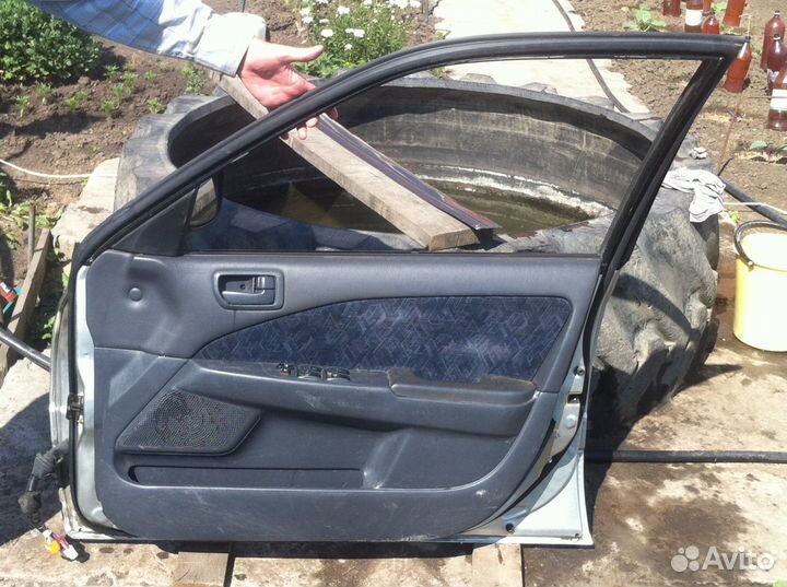 Дверь передняя правая в сборе toyota carina