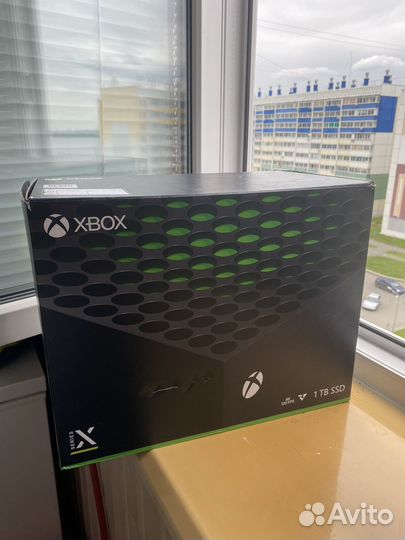 Xbox One X + 2 геймпада + игры