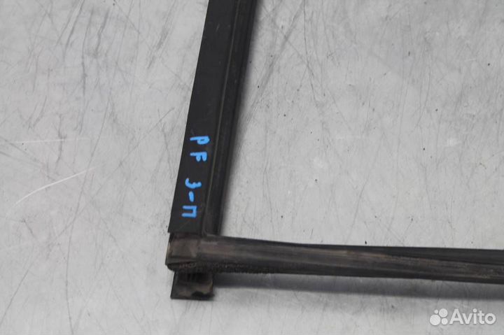 Уплотнитель стекла двери задней правой Nissan Pat