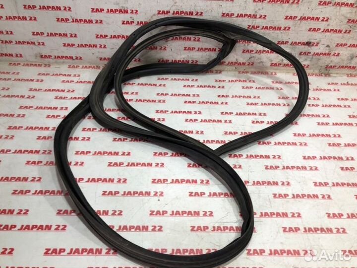 Уплотнитель двери задний левый Mitsubishi Pajero