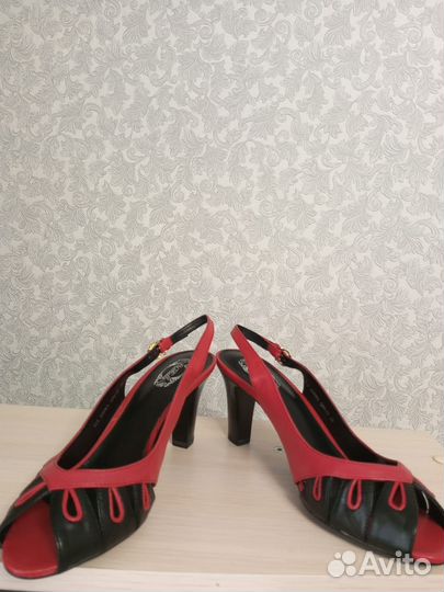 Продам босоножки женские новые р.39 Италия