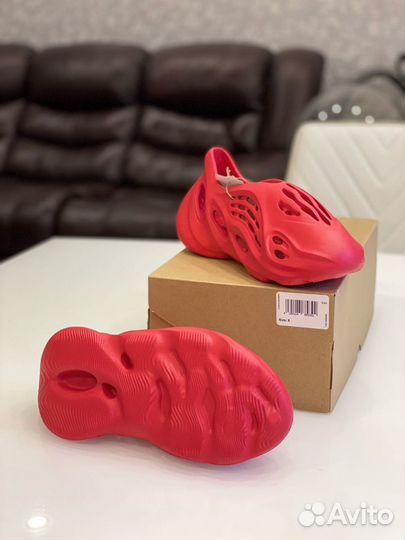 Adidas Yeezy Foam rnnr Vermillion (6 / 9 US)