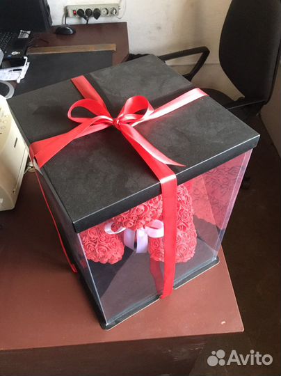 Коробка с мишкой в подарок