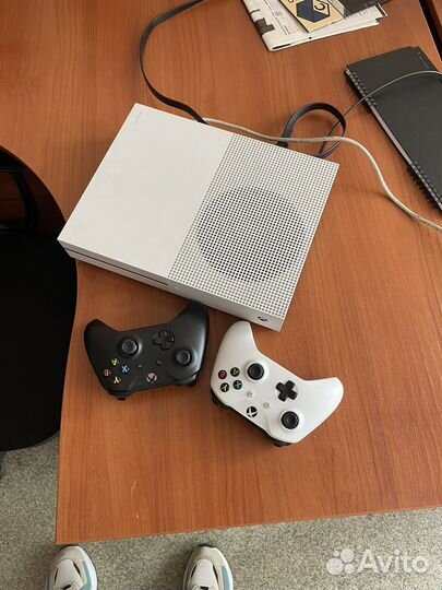 Xbox One s 2 геймпада 1tb