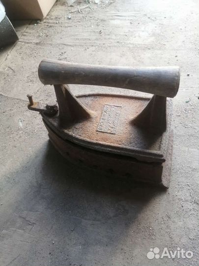 Старинный утюг на углях