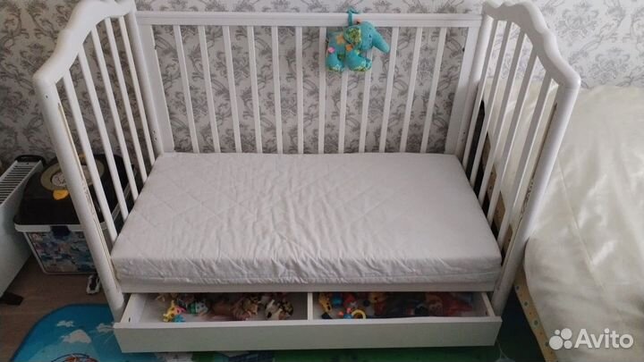 Детская кроватка с маятником и ящиком