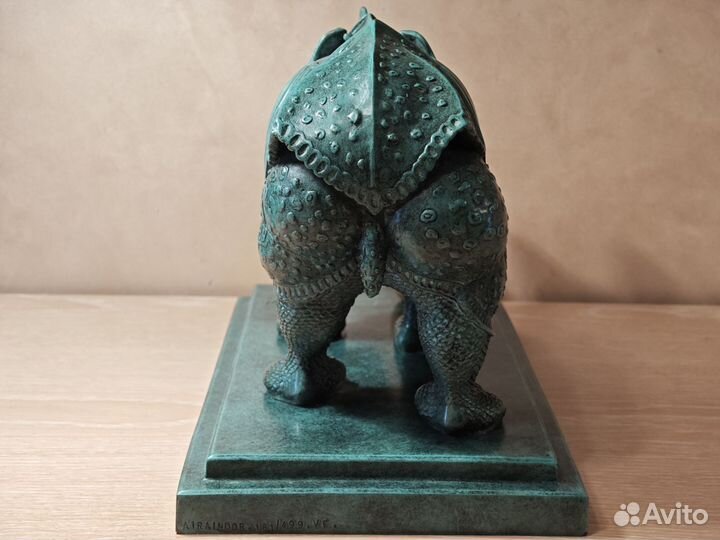 Скульптура Носорог в кружевах. Сальвадор Дали