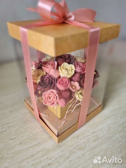 Шоколадные цветы в коробке