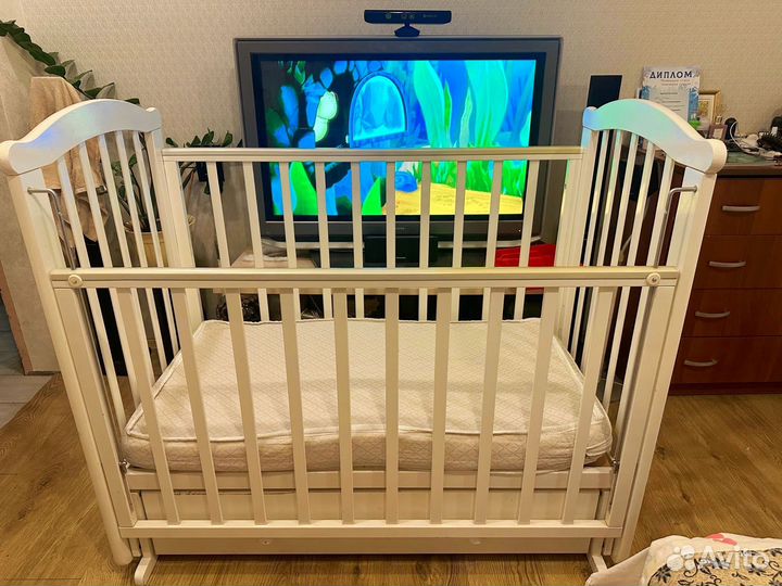 Детская кроватка с продольным маятником