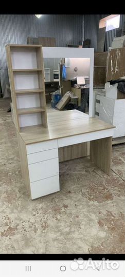 Столик с зеркалом