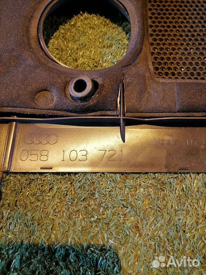 Декоративная крышка двс 058103721 Audi A4 B6 8EC