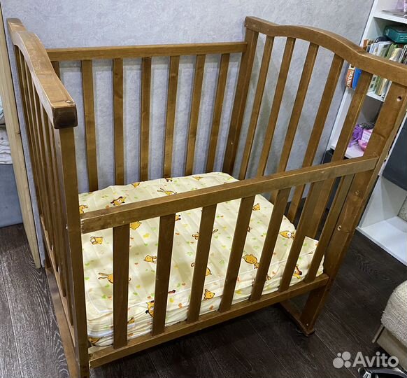 Детская кроватка с маятником