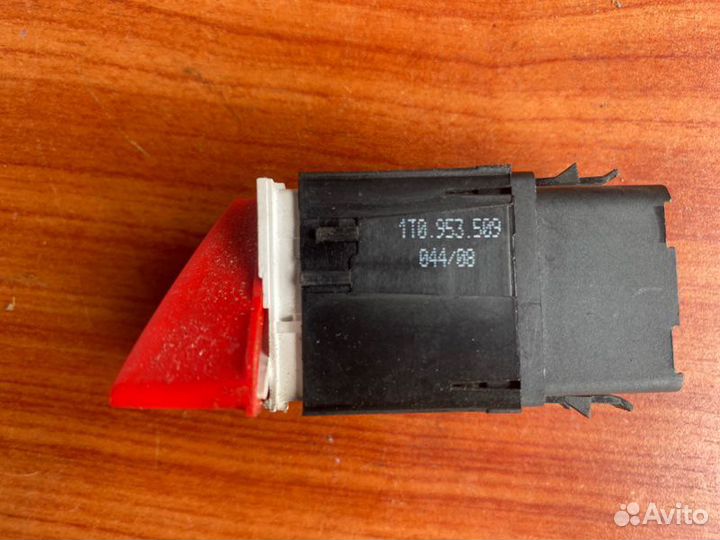 Кнопка аварийной сигнализации Vw Touran BSX 2008