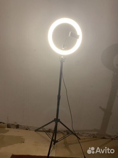 Кольцевая лампа на штативе