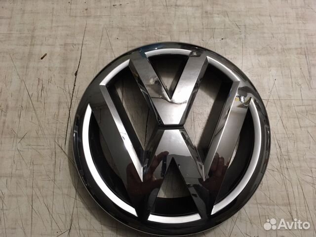 Volkswagen Tiguan. Значок передний. 11-16г